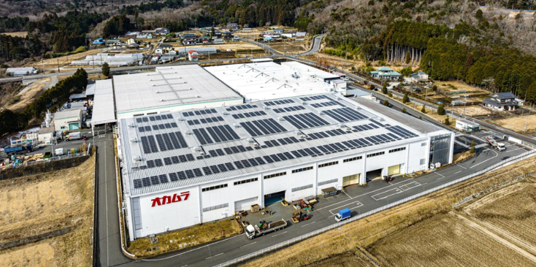 位于日本静冈县的奥卡姆拉御殿场工厂，开始改用太阳能发电的可再生能源